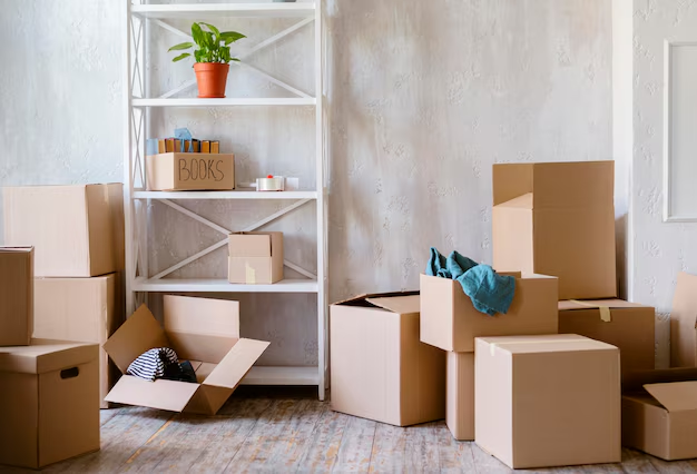 整理された部屋と引越し荷物