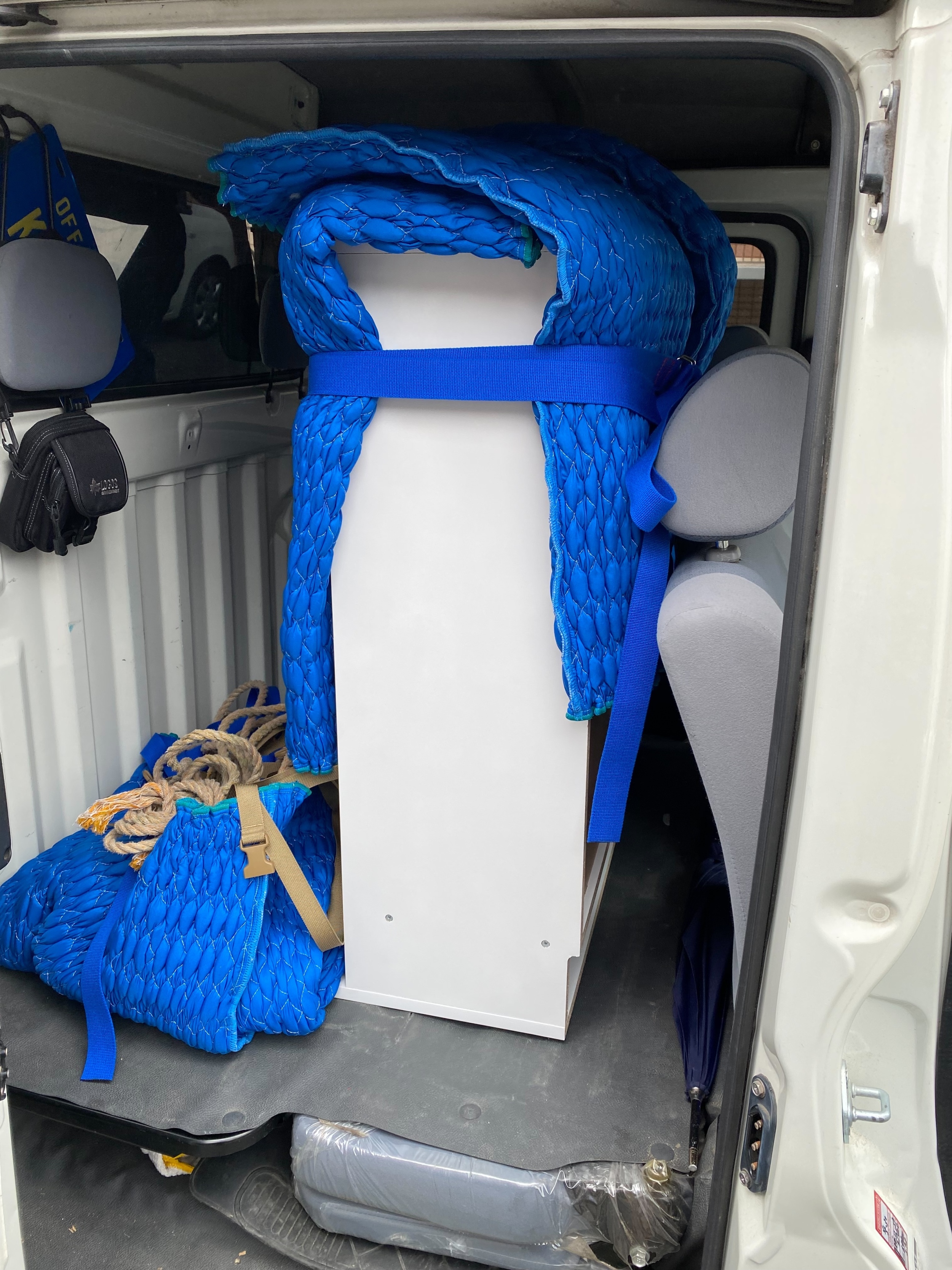 引っ越し荷物の積み込み車両